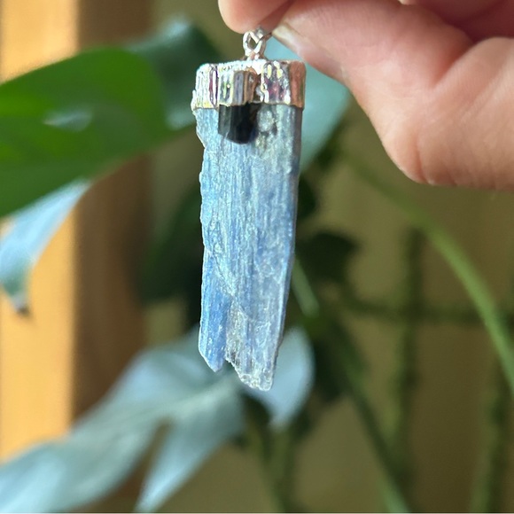 Blue kyanite pendant with black tourmaline - Picture 2 of 2
